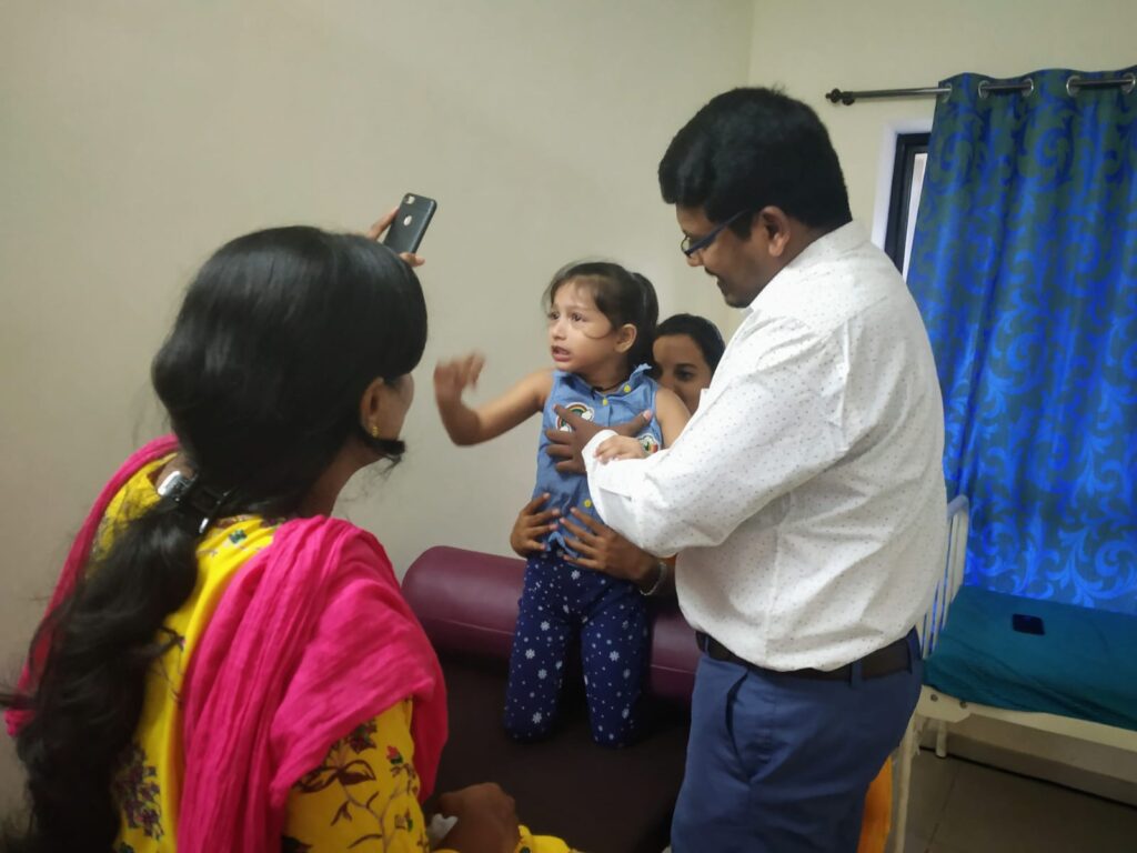 ಎದ್ದು ನಿಲ್ಲಲು ಅಸಮರ್ಥ ವಾಗಿರುವ ಮಗುವನ್ನು ಪರೀಕ್ಷಿಸಿ ಸತತ ಪ್ರಯತ್ನದಿಂದ ಎದ್ದು ಕೂರುವಂತೆ ಮಾಡಿದ ಡಾ.ರಂಜಿತ್ ಹಾಗೂ ಪ್ರಿಯಾಂಕ ನಾಯ್ಕ್