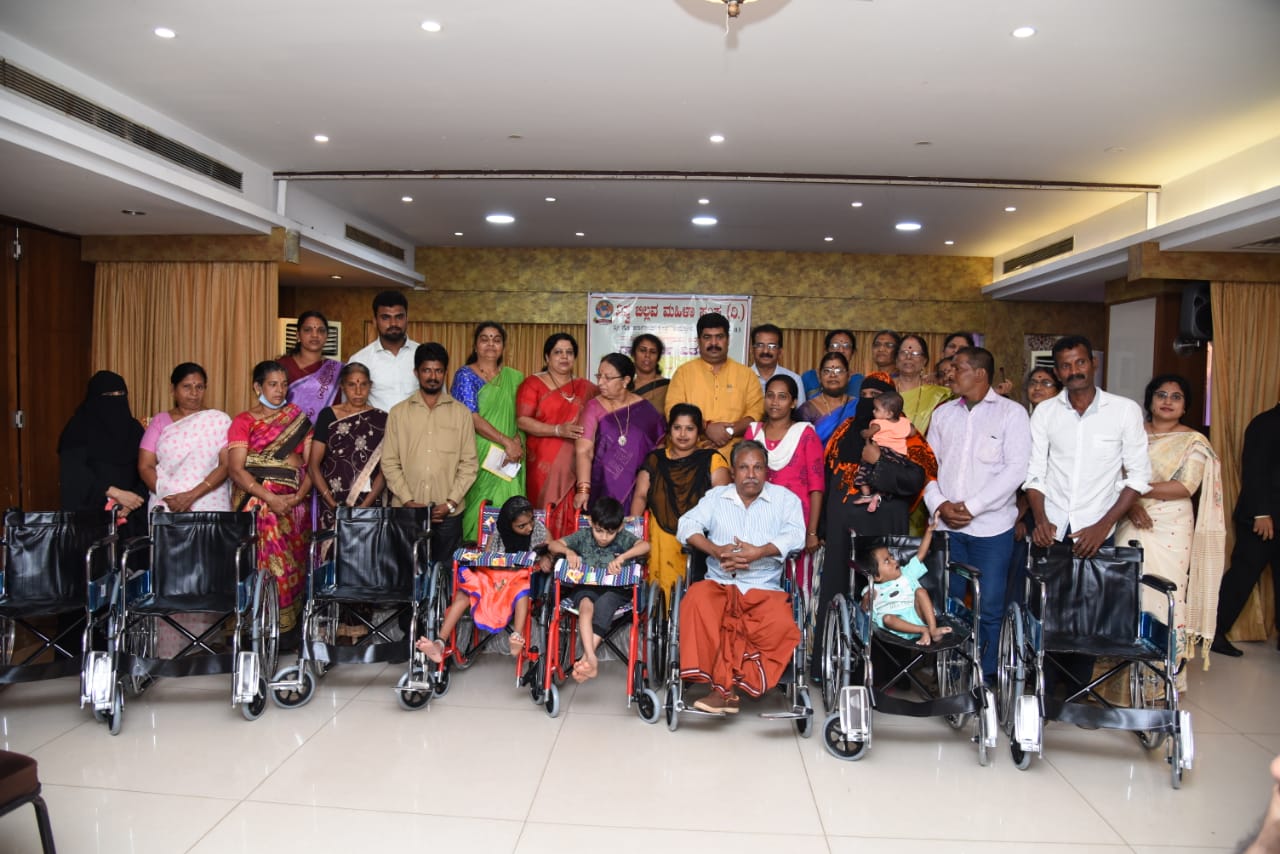 ವಿಶ್ವಬಿಲ್ಲವ ಮಹಿಳಾ ಸಂಘದ ವಾರ್ಷಿಕ ಕಾರ್ಯಕ್ರಮದ ಅಂಗವಾಗಿ ಸರ್ವಧರ್ಮದ ಸುಮಾರು 18 ಬಡಕುಟುಂಬದ ಅರ್ಹ ಫಲಾನುಭವಿಗಳಿಗೆ ಉಚಿತ ಗಾಲಿಕುರ್ಚಿಯನ್ನು ಹಸ್ತಾಂತರಿಸಲಾಗಿದೆ.