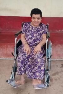 ಮನೆಯೊಳಗೆ ತೆವಳಿಕೊಂಡು ಹೋಗುತ್ತಿದ್ದ ಸುಜಾತ ಗಾಲಿಕುರ್ಚಿ ಪಡೆದ ನಂತರ ಮನೆಯ ಹೊರಗೂ ಬರುವಂತಾಯಿತು.