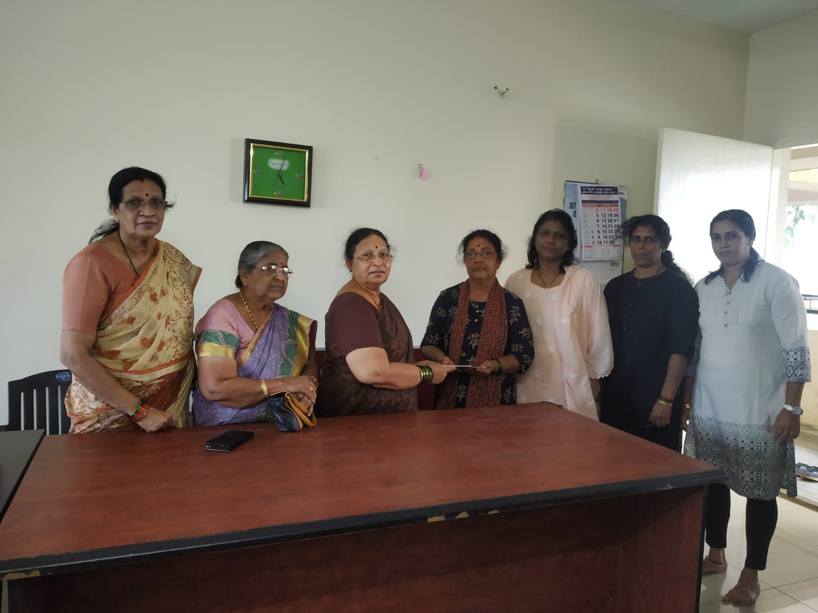 ಕಾವೂರು ನಂದನವನ ನಿವಾಸಿ ಲೋಕೇಶ್ ರವರು ಬಾಯಿ ಹುಣ್ಣು ಕ್ಯಾನ್ಸರ್ ನಿಂದ ಬಳಲುತ್ತಿದ್ದು ಇತ್ತೀಚಿಗೆ ಅವರಿಗೆ ಮಂಗಳೂರಿನ ಎ.ಜೆ.ಅಸ್ಪತ್ರೆಯಲ್ಲಿ‌ ಅಪರೇಶನ್ ಕೂಡ ನಡೆಯಿತು. ಲೋಕೇಶ್ ರವರ ಧರ್ಮಪತ್ನಿ ಗೀತಾರವರು ನಮ್ಮ ಸಂಘಕ್ಕೆ ನೀಡಿದ ಮನವಿಗೆ ಸ್ಪಂದಿಸಿ ಇಂದು ನಮ್ಮ ವಿಶ್ವಬಿಲ್ಲವ ಮಹಿಳಾ ಸಂಘದ ಅಧ್ಯಕ್ಷರಾದ ಉರ್ಮಿಳಾ ರಮೇಶ್ ಕುಮಾರ್ , ಹಾಗೂ ಮಹಾಪೋಷಕರಾದ ಅಮಿತಾ ಮಹಾಬಲ ಇವರ ಸಹಕಾರದಿಂದ ಹಾಗೂ ಸಂಘದ ವತಿಯಿಂದ 25-07-2022 ರಂದು ಸಂಘದ ಕಛೇರಿಯಲ್ಲಿ ಲೋಕೇಶ್ ರವರ ಪತ್ನಿ ಗೀತಾರವರ ಕೈಗೆ ರೂ. 15,000 ಸಹಾಯಧನದ ಚೆಕ್ ಹಾಗೂ ಕ್ಯಾಶ್ ಮೂಲಕ 10,000 ಒಟ್ಟು 25,000 ರೂಪಾಯಿಗಳನ್ನು ಈ ಸಂದರ್ಭದಲ್ಲಿ ಅಧ್ಯಕ್ಷರಾದ ಉರ್ಮಿಳಾ ರಮೇಶ್ ಕುಮಾರ್, ಉಪಾಧ್ಯಕ್ಷರಾದ ವಿಜಯ ಅರುಣ್, ಪ್ರ.ಕಾರ್ಯದರ್ಶಿ ಸುಜಾತ ಸುವರ್ಣ, ಕೋಶಾಧಿಕಾರಿ ಮಮತಾ ಪ್ರವೀಣ್, ದಾನಿಗಳಾದ ಅಮಿತಾ ಮಹಾಬಲ ಹಾಗೂ ಹಿರಿಯರಾದ ಕೆ.ಎ.ರೋಹಿಣಿಯವರ ಉಪಸ್ಥಿತಿಯಲ್ಲಿ ವಿತರಿಸಲಾಯಿತು.