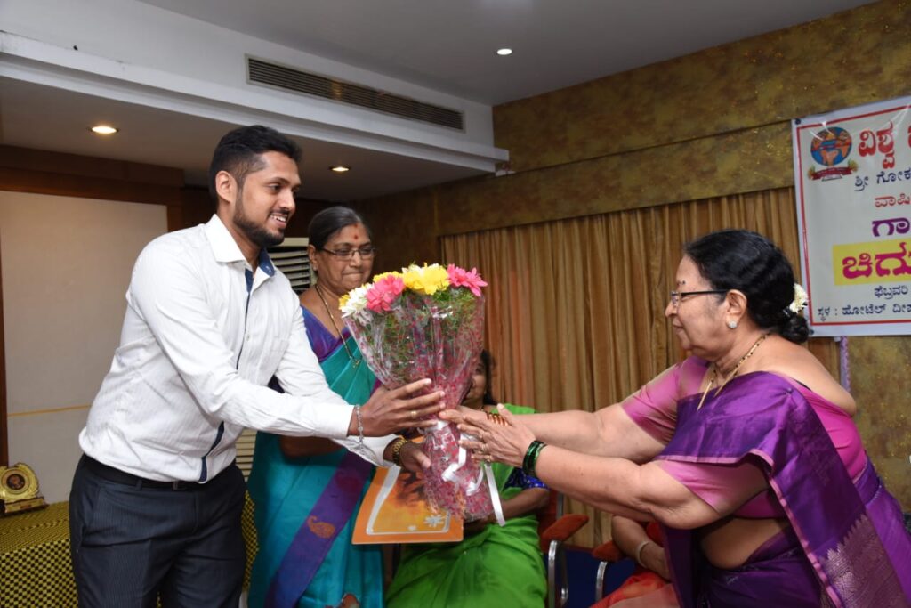ವಿಶ್ವ ಬಿಲ್ಲವ ಮಹಿಳಾ ಸಂಘದ (ರಿ). ಲೋಗೋ ರಚನೆಯನ್ನು ವಿಶಿಷ್ಟವಾಗಿ ವಿನ್ಯಾಸ ಮಾಡಿಕೊಟ್ಟ ಹರ್ಪಲ್ ಡಿಜಿಟಲ್ ಸ್ಥಾಪಕ - ಉತ್ಪಲ್ ಉಮೇಶ್ ( ಸೋಲೋಪ್ರೆನಿಯರ್ ) ರವರಿಗೆ ಸಂಘದ ವತಿಯಿಂದ ಅಧ್ಯಕ್ಷರಾದ ಶ್ರೀಮತಿ ಉರ್ಮಿಳಾ ರಮೇಶ್ ಕುಮಾರ್ ಅಭಿನಂದನೆಯನ್ನು ಸಲ್ಲಿಸಿದ ಸಂದರ್ಭ.